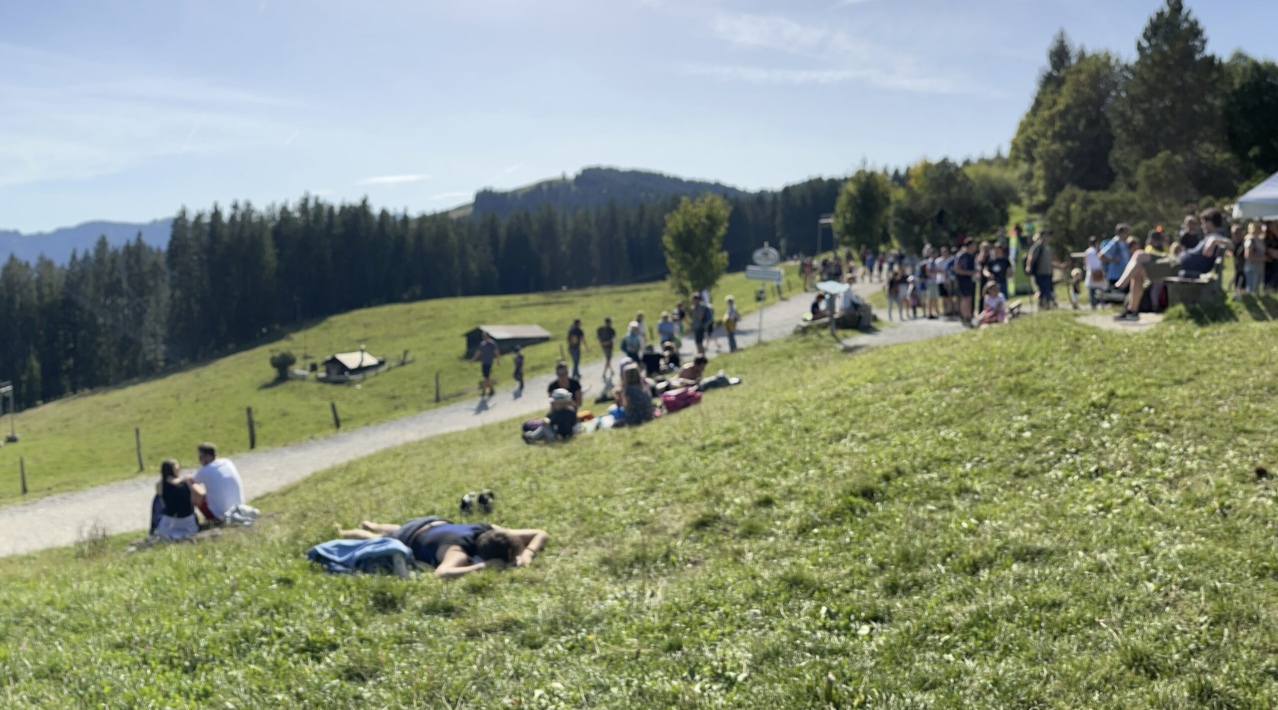 Statische Schlangen vor dem Almwirt